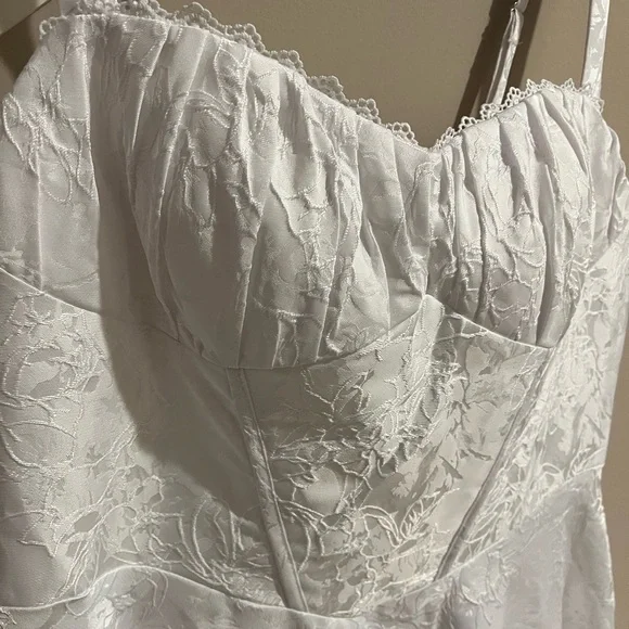 Pretty White Dress - Picture 6 of 9